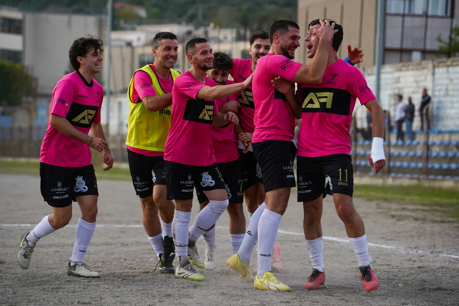 Jugadores de fútbol festejando un gol